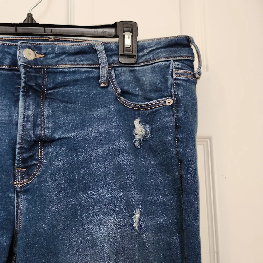 Old Navy Distressed Cropped Jeans in Dark Blue - Picture 4 of 13